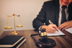 Beihilfe für Richter Justizbemater Schreibtisch Kugelschreiber Waage Hammer